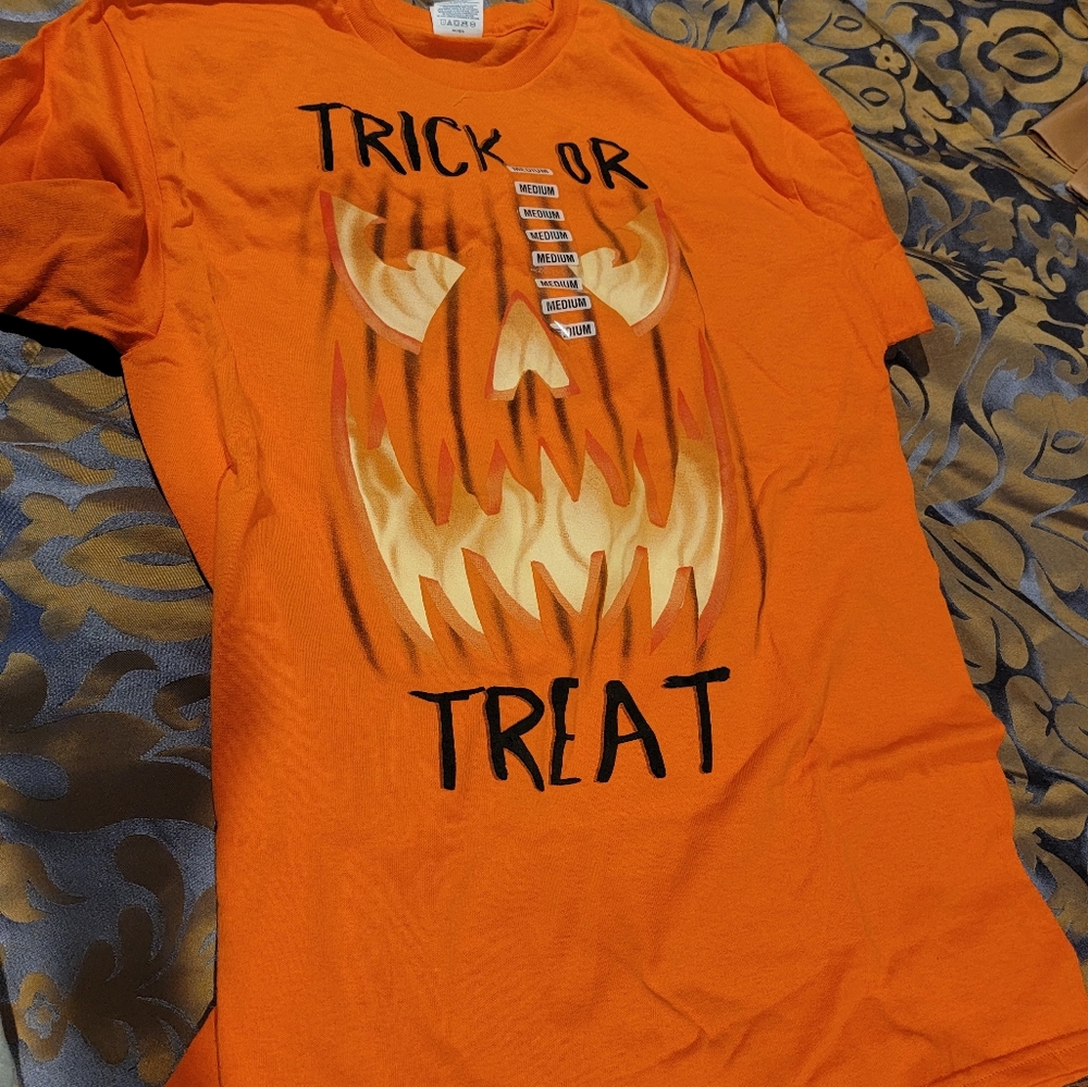Halloween T-Shirt. Orange."trick or treat". Med